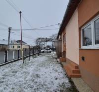 3 IZBOVÝ RODINNÝ DOM S GARÁŽOU, VEĽKÉ OZOROVCE - Rodinný dom na ulici Nová vo Veľkých Ozorovciach so zasneženým dvorom a plotom.