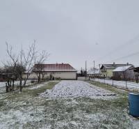 3 IZBOVÝ RODINNÝ DOM S GARÁŽOU, VEĽKÉ OZOROVCE - Zasnežená záhrada pri rodinnom dome na Novej ulici vo Veľkých Ozorovciach.