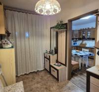 3 IZBOVÝ RODINNÝ DOM S GARÁŽOU, VEĽKÉ OZOROVCE - Predsieň v rodinnom dome s vešiakom, zrkadlom a vstupom do kuchyne s jedálenským stolom.