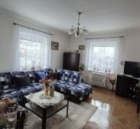 3 IZBOVÝ RODINNÝ DOM S GARÁŽOU, VEĽKÉ OZOROVCE - Rodinný dom s pohovkou, skriňou, televízorom, dekoráciami a podlahou s dreveným dekorom.