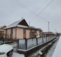 3 IZBOVÝ RODINNÝ DOM S GARÁŽOU, VEĽKÉ OZOROVCE - Rodinný dom na ulici Nová vo Veľkých Ozorovciach so zasneženou strechou a záhradou.