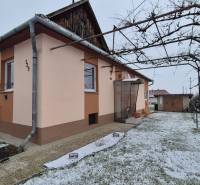 3 IZBOVÝ RODINNÝ DOM S GARÁŽOU, VEĽKÉ OZOROVCE - Rodinný dom na Novej ulici vo Veľkých Ozorovciach s rúrkovým altánkom a zasneženou záhradou.