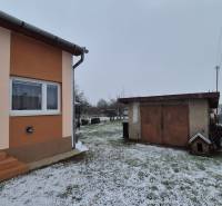 3 IZBOVÝ RODINNÝ DOM S GARÁŽOU, VEĽKÉ OZOROVCE - Rodinný dom na Novej ulici vo Veľkých Ozorovciach so zasneženou záhradou a garážou.