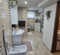 3 IZBOVÝ RODINNÝ DOM S GARÁŽOU, VEĽKÉ OZOROVCE - Kúpeľňa v rodinnom dome s kachličkovou stenou, bidetom, práčkou a dekoráciami.