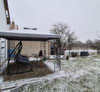 3 IZBOVÝ RODINNÝ DOM S GARÁŽOU, VEĽKÉ OZOROVCE - Zasnežená záhrada pri rodinnom dome na Novej ulici vo Veľkých Ozorovciach s altánkom.