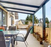 4i byt s atmosférou domu, terasou a parkovaním | Vrakuňa, 129m2 - Terasa so skleneným stolom a stoličkami v 4-izbovom byte.