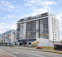 REZERVOVANÉ Prenájom  2-izbového bytu v Petržalke - Bytové domy na Rusovskej ceste v Bratislave - Petržalke, vedľa cesty a chodníka.