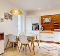 4i byt s atmosférou domu, terasou a parkovaním | Vrakuňa, 129m2 - Kuchyňa v 4-izbovom byte s jedálenským stolom, izbovými rastlinami a dreveným dekorom.