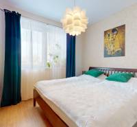 4i byt s atmosférou domu, terasou a parkovaním | Vrakuňa, 129m2 - Spálňa v 4-izbovom byte s veľkou posteľou, lustrom a podlahou s dreveným dekorom.