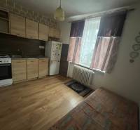 PREDAJ: 1i byt 32 m2; Bazovského; Zvolen-Sekier; 79.500 € - Kuchynská linka s dreveným dekorom v 1-izbovom byte, súčasťou je sporák a chladnička.