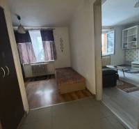 PREDAJ: 1i byt 32 m2; Bazovského; Zvolen-Sekier; 79.500 € - Interiér 1-izbového bytu s posteľou a podlahou s dreveným dekorom.