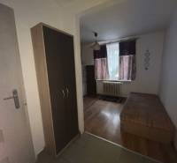 PREDAJ: 1i byt 32 m2; Bazovského; Zvolen-Sekier; 79.500 € - V 1-izbovom byte vidieť podlahu s dreveným dekorom, posteľ a skriňu.