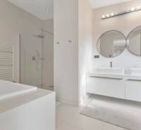 Nadštandardná 6-izbová vila v prominentnej lokalite - Kúpeľňa vo vile s vaňou, sprchou, dvojitým umývadlom a dvoma zrkadlami.