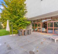 Nadštandardná 6-izbová vila v prominentnej lokalite - Terasa pri vile na Karpatskej ulici v Marianke s vonkajším sedením a zeleňou.