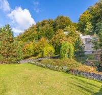 Nadštandardná 6-izbová vila v prominentnej lokalite - Záhrada vily na Karpatskej ulici v Marianke obklopená zeleňou a stromami.