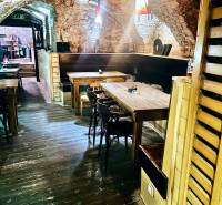 Na prenájom, odstúpenie reštaurácia, Bratislava, Centrum, Sedlárska ul - Kamenné steny a podlaha s dreveným dekorom vytvárajú útulnú atmosféru v gastro priestoroch.