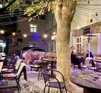 Na prenájom, odstúpenie reštaurácia, Bratislava, Centrum, Sedlárska ul - Exteriér Gastro priestory na Sedlárskej ulici v Bratislave - Historické jadro s dreveným sedením.