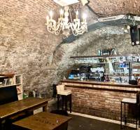 Na prenájom, odstúpenie reštaurácia, Bratislava, Centrum, Sedlárska ul - Starožitný štýl v Gastro priestoroch s tehličkovým barom a knihami pod lusterom.