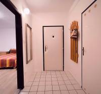 ‼️  PRENÁJOM  - 2 IZBOVÉHO BYTU, PARTIZÁNSKE SÍDLISKO ŠÍPOK ‼️ - Chodba v 2-izbovom byte s bielymi stenami, dlažbou a zrkadlom.