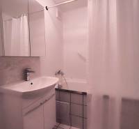 ‼️  PRENÁJOM  - 2 IZBOVÉHO BYTU, PARTIZÁNSKE SÍDLISKO ŠÍPOK ‼️ - Kúpeľňa v 2-izbovom byte s umývadlom, zrkadlom, vaňou a bielou dlažbou.