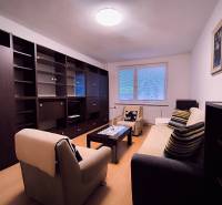 ‼️  PRENÁJOM  - 2 IZBOVÉHO BYTU, PARTIZÁNSKE SÍDLISKO ŠÍPOK ‼️ - Obývacia izba s pohovkou, kreslami, konferenčným stolíkom a zostavou v 2-izbovom byte.