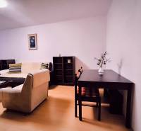 ‼️  PRENÁJOM  - 2 IZBOVÉHO BYTU, PARTIZÁNSKE SÍDLISKO ŠÍPOK ‼️ - Obývacia izba v 2-izbovom byte s podlahou s dreveným dekorom, svetlý gauč, stolík.