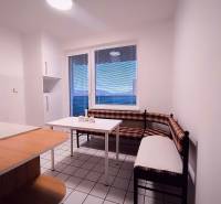 ‼️  PRENÁJOM  - 2 IZBOVÉHO BYTU, PARTIZÁNSKE SÍDLISKO ŠÍPOK ‼️ - Kuchyňa s rohovou lavicou, stolom a oknom v 2-izbovom byte.