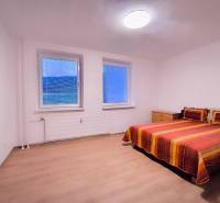 ‼️  PRENÁJOM  - 2 IZBOVÉHO BYTU, PARTIZÁNSKE SÍDLISKO ŠÍPOK ‼️ - Spálňa s farebnou posteľou a podlahou s dreveným dekorom v 2-izbovom byte.