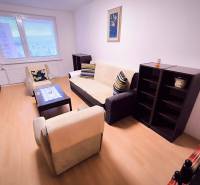 ‼️  PRENÁJOM  - 2 IZBOVÉHO BYTU, PARTIZÁNSKE SÍDLISKO ŠÍPOK ‼️ - Obývacia izba v 2-izbovom byte s pohodlným sedením a podlahou s dreveným dekorom.