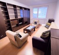 ‼️  PRENÁJOM  - 2 IZBOVÉHO BYTU, PARTIZÁNSKE SÍDLISKO ŠÍPOK ‼️ - Obývacia izba v 2-izbovom byte so sedačkou, kreslami a nábytkovou zostavou.