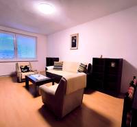 ‼️  PRENÁJOM  - 2 IZBOVÉHO BYTU, PARTIZÁNSKE SÍDLISKO ŠÍPOK ‼️ - Obývačka v 2-izbovom byte s minimalistickým nábytkom a podlahou s dreveným dekorom.