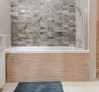 2-izbový byt v NOVOSTAVBE, klíma, balkón, Kazanská ul. - Kúpeľňa v 2-izbovom byte s vaňou, umývadlom a toaletou, obložená dlaždicami.