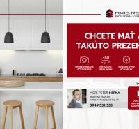 2-izbový byt v NOVOSTAVBE, klíma, balkón, Kazanská ul. - Reklama na realitné služby s kuchyňou v 2-izbovom byte, podlaha s dreveným dekorom.