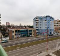 2-izbový byt v NOVOSTAVBE, klíma, balkón, Kazanská ul. - Ulica Kazanská v Bratislave - Podunajských Biskupiciach, radové budovy pozdĺž cesty.