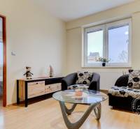 2-izbový byt v NOVOSTAVBE, klíma, balkón, Kazanská ul. - Obývacia izba v 2-izbovom byte so sedacou súpravou a stolíkom s dekoračným prvkom.