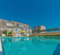 POVLJANA - dvojizbový apartmán D3 - 1. rad k moru - Rekreačný apartmán v Povljana s bazénom a lehátkami na ulici Povljana.