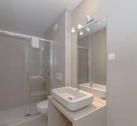 POVLJANA - dvojizbový apartmán D3 - 1. rad k moru - Kúpeľňa v rekreačnom apartmáne s umývadlom, sprchovacím kútom a veľkým zrkadlom.
