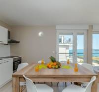 POVLJANA - dvojizbový apartmán D3 - 1. rad k moru - Rekreačný apartmán s výhľadom na more, jedálenský stôl a kuchynská linka.