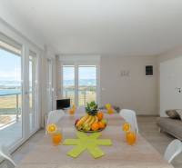 POVLJANA - dvojizbový apartmán D3 - 1. rad k moru - Jedálenský stôl v Rekreačnom apartmáne s výhľadom na more cez veľké okná.