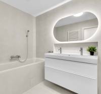 I Na predaj zrekonštruovaný 4i byt v Ružinove, Miletičova - Kúpeľňa so sprchou, dvojitým umývadlom a osvetleným zrkadlom v 4-izbovom byte.