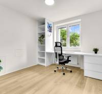 I Na predaj zrekonštruovaný 4i byt v Ružinove, Miletičova - Pracovný kút v 4-izbovom byte s podlahou s dreveným dekorom, stoličkou a písacím stolom.