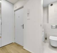 I Na predaj zrekonštruovaný 4i byt v Ružinove, Miletičova - Vstupná hala a toaleta v 4-izbovom byte s podlahou s dreveným dekorom.