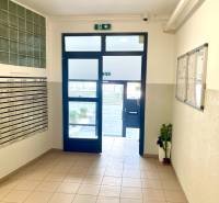 Predáj 1i čiastočne zrekonštruovaný byt s loggiou - Vstupná hala s poštovými schránkami na Račianskej ulici, Bratislava – Nové Mesto.