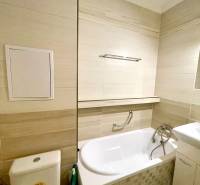 Predáj 1i čiastočne zrekonštruovaný byt s loggiou - Kúpeľňa v 1-izbovom byte s vaňou, umývadlom a toaletou, svetlé obklady.