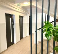 Predáj 1i čiastočne zrekonštruovaný byt s loggiou - Interiér bytového domu s výťahmi a schodiskom, vhodný pre 1-izbový byt.