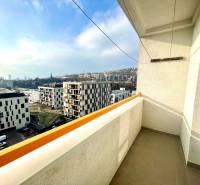 Predáj 1i čiastočne zrekonštruovaný byt s loggiou - Balkón s výhľadom na obytné budovy v Bratislave - Novom Meste na Račianskej.