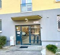 Predáj 1i čiastočne zrekonštruovaný byt s loggiou - Vchod na Račianskej ulici 79 v Bratislave s moderným preskleným vstupom.