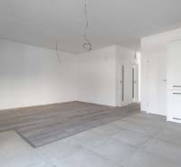 I PREDAJ novostavba 4i rodinného domu s terasou a záhradkou - Prázdna miestnosť v rodinnom dome s dlažbou a podlahou s dreveným dekorom.