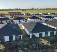 I PREDAJ novostavba 4i rodinného domu s terasou a záhradkou - Novostavby rodinných domov na Jabloňovej ulici v Šali obklopené zeleňou a otvoreným priestorom.