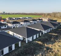 I PREDAJ novostavba 4i rodinného domu s terasou a záhradkou - Nové rodinné domy na Jabloňovej ulici v Šali, obklopené trávnatými plochami a prírodou.